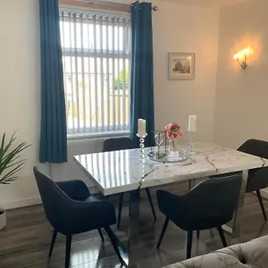 Modern 3 Bedroom Luxury With Private Drive Holiday home